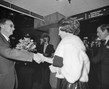 880312 Afbeelding van de ontvangst van prinses Beatrix en prins Claus in het Muziekcentrum Vredenburg te Utrecht, door ...